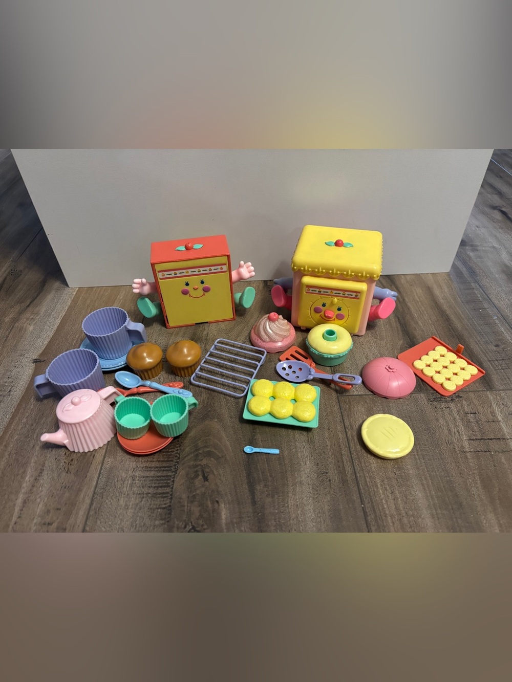Mattel Cherry Merry Muffin Snack n’ Serve Table and Oven Playset
